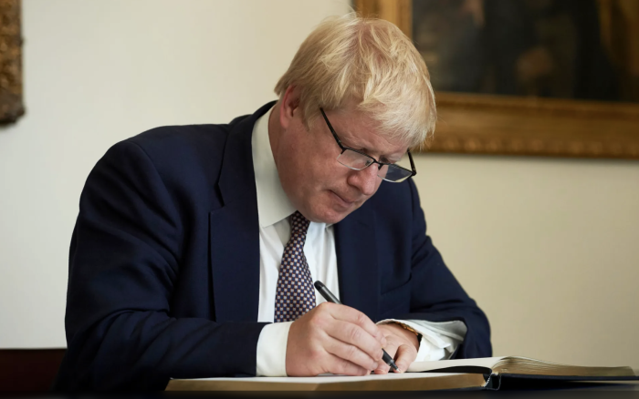 不当英国首相后，约翰逊赚钱忙！看中价值450万镑豪宅，急签合约出回