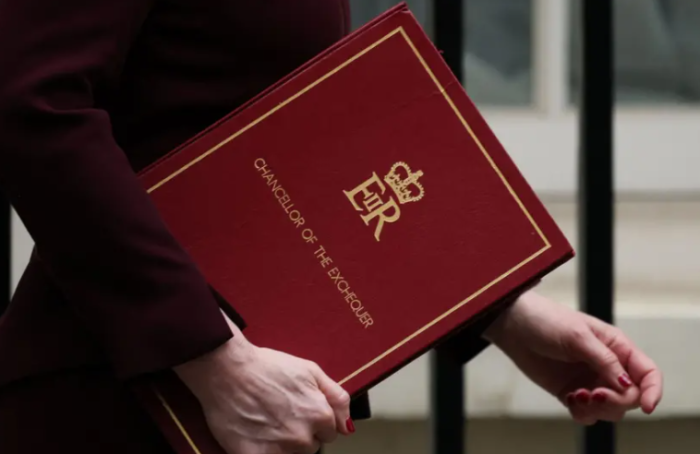 英国发布春季财政预算案，削福利增军费！对华人钱袋子有何影响？