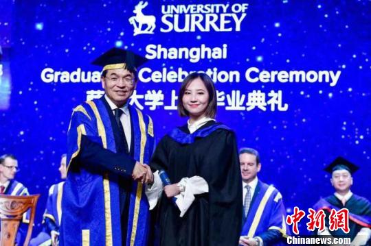 中国侨网萨里大学校长逯高清向毕业生授予毕业证书并给予祝贺。　申海　摄