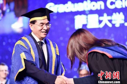 萨里大学校长逯高清向毕业生授予毕业证书并给予祝贺。　申海 摄
