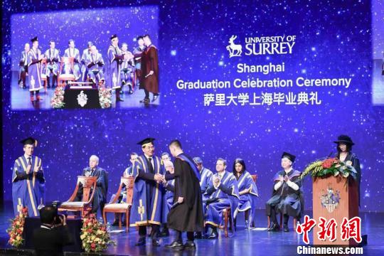 从全国各地赶来的萨里大学中国毕业生和家长们，共同参与了这场独具英伦学院仪式感的毕业典礼。　申海 摄