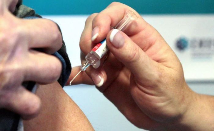 英国官宣新冠疫苗优先接种名单！英科学家：明年春前仍难恢复正常
