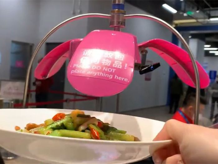 BBC记者体验北京冬奥会，感叹防疫好严谨！运动员：食物诱人，遍地高科技