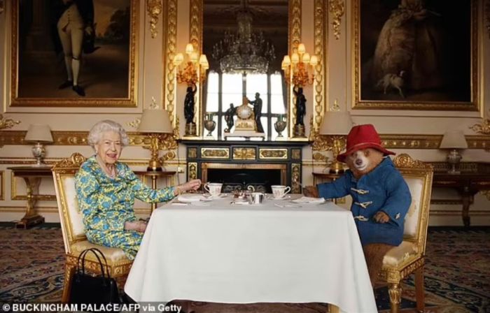 英女王亲自“带货”后，帕丁顿熊身价暴涨2亿镑！英国庆铂金禧不简单，背后有这些打算？
