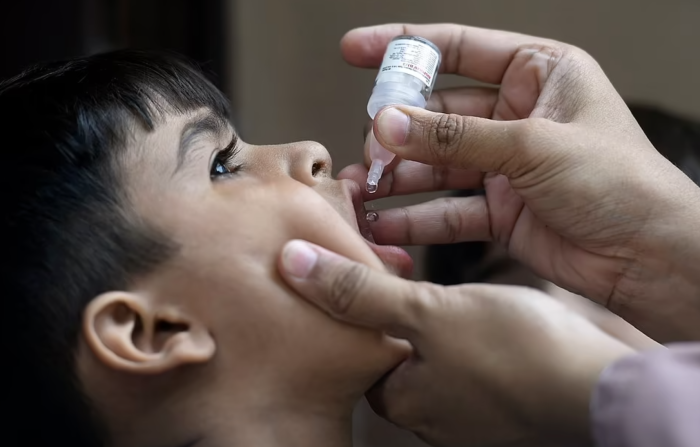 快查小红本！英国重现“小儿麻痹症”病毒，10万儿童未接种疫苗加强剂