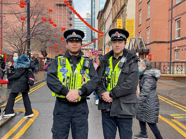 这位华人职业经理人，业余时间竟在英国当志愿警察！自述：到过死亡现场，阻止过留学生受骗…