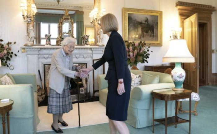 英国新任女首相上台第一天就出大招？这些点值得关注