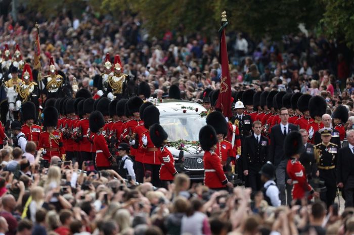 英女王国葬举行：200万人夹道送行，40亿人收看直播！“我们将会再相见”