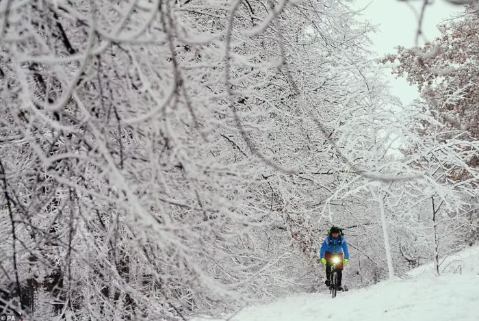 英国迎初雪，浪漫背后藏隐患！交通混乱，三儿童跌入冰湖身亡，电费激增……