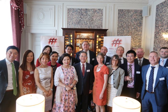 中国驻英大使出席中英“对话”活动   支持教育慈善机构