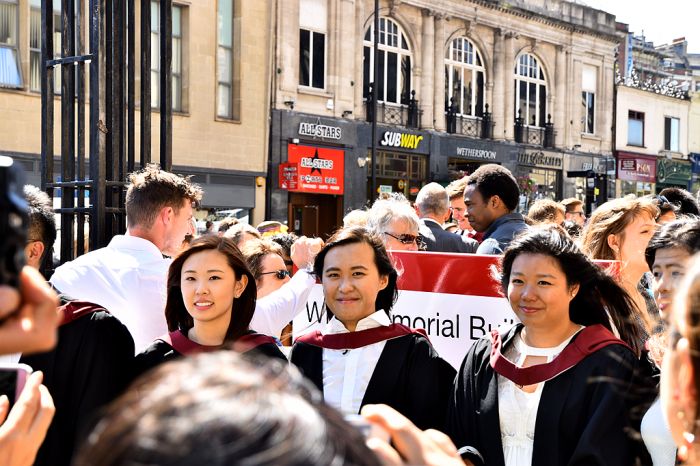 英政府打击大学 “溢价”专业，就业率低或被裁撤！降低本土预科生学费