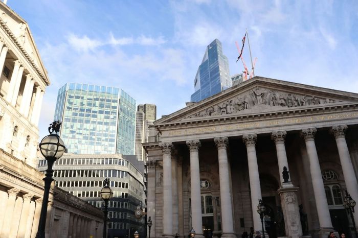 英格兰央行警告称经济与全球贸易不确定性加剧，维持利率在4.5%
