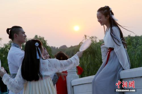 图2 2016年8月9日晚,西安百余名汉服爱好者齐聚汉城湖畔,身着汉服向织女星乞求智巧,并以折纸、汉舞表演、茶艺展示等形式度过七夕。张远 摄 点击进入下一页
