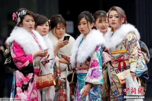 图4 年轻姑娘穿着色彩斑斓的和服。 点击进入下一页