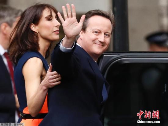 当地时间2016年7月13日,英国伦敦,英国首相卡梅伦与夫人及三个孩子一同告别唐宁街十号。卡梅伦发表告别演讲,并与家人一起拥抱、合影。 点击进入下一页