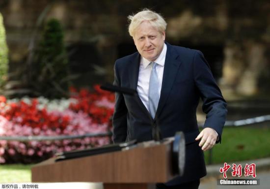 约翰逊还说,英国将寻求与欧盟建立密切的伙伴关系。他还感谢了身在英国的300万欧盟成员国公民,称新政府会保证他们拥有留在英国的权利。与此同时,他指出仍要准备无协议脱欧,“我们必须为布鲁塞尔拒绝进一步谈判的极小可能性做好准备”、“准备只是常识”。对于刚卸任的特雷莎·梅,约翰逊也向她致敬,对她献身公共服务的至高精神、坚韧与耐心表达敬意。 点击进入下一页