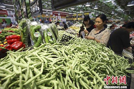 资料图:图为民众在山西太原一超市选购蔬菜。 <a target='_blank' href='http://www.chinanews.com/'>中新社</a>记者 张云 摄 点击进入下一页