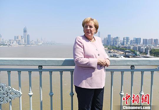 9月7日,德国总理默克尔到访武汉,并参观武汉长江大桥。武汉长江大桥有“万里长江第一桥”之称,当日默克尔下车停留片刻,远眺长江沿岸美景。<a target='_blank' href='http://www.chinanews.com/'>中新社</a>记者 张璨龙 摄 点击进入下一页