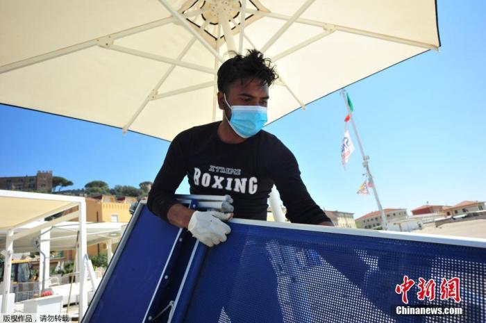 当地时间4月24日,意大利一海滩俱乐部的工人戴着口罩和手套为度假区的重新开业做准备。据报道,意大利民事保护部门22日数据显示,意大利现有新冠患者107699人,比前一天减少10人,连续第三天下降。意大利总理孔特表示,从5月4日开始,该国将正式进入抗疫第二阶段,重启全国经济。 点击进入下一页