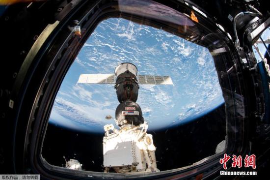 资料图:从国际空间站看“联盟MS-12”号飞船。 点击进入下一页