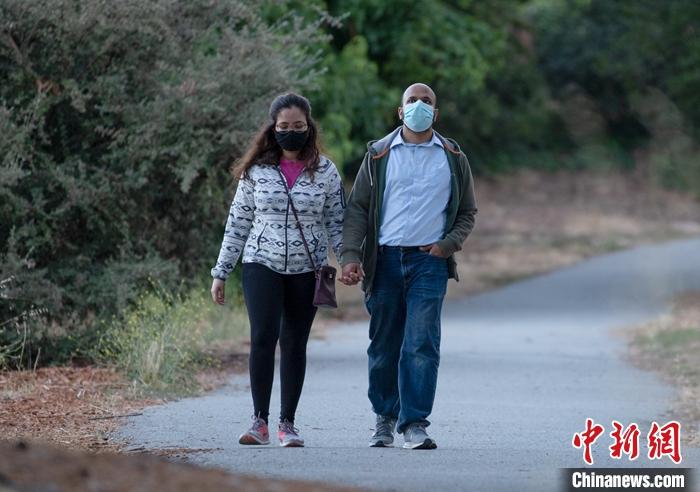 当地时间7月22日,市民在美国加州圣马特奥县一条步道上散步。当日,加利福尼亚州的新冠肺炎单日新增病例数创历史新高。同时,加州超过纽约州,成为美国新冠肺炎确诊病例数最多的州。
<a target='_blank' href='http://www.chinanews.com/'>中新社</a>记者 刘关关 摄 点击进入下一页