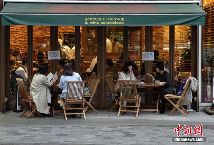 图为东京民众在室外喝下午茶。 <a target='_blank' href='http://www.chinanews.com/'>中新社</a>记者 吕少威 摄 点击进入下一页