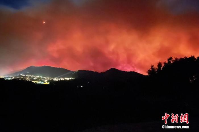 当地时间8月16日,法国圣特罗佩,南法旅游胜地圣特罗佩山火肆虐,火光冲天。图片来源:视觉中国 点击进入下一页